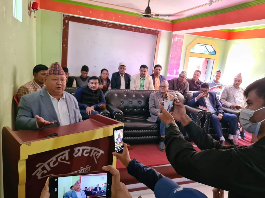 प्रेम आलेले मागे डोटीका पत्रकारहरुसँग माफी