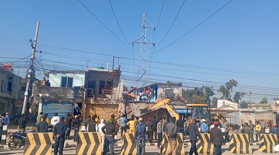 अत्तरियामा पनि चल्यो डोजर, सडक क्षेत्रका संरचना भत्काउन सुरु