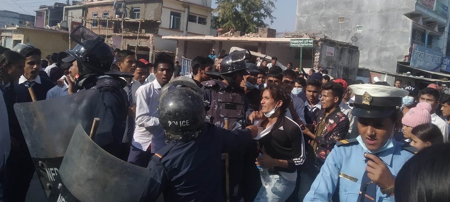 धनगढीमा निषेधाज्ञाकाे उल्लंघन गर्दै विद्यार्थीकाे प्रदर्शन