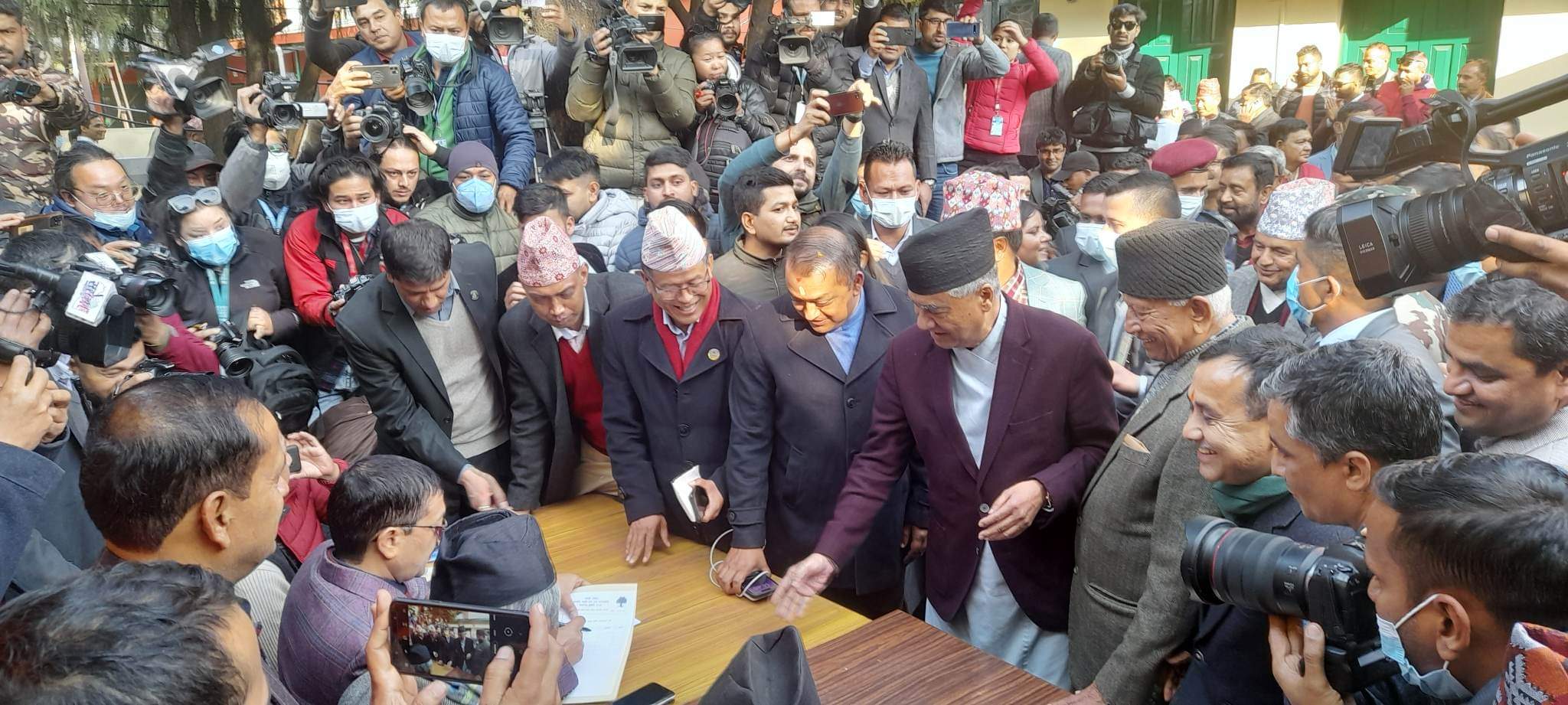 कांग्रेस संसदीय दलको नेतामा देउवा र गगनको उम्मेदवारी दर्ता