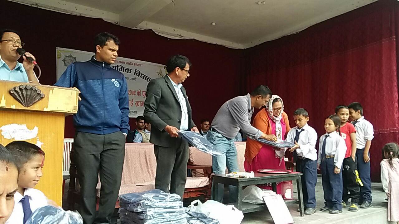 प्रकाश माविले विद्यार्थीहरुलाई छात्रवृत्ति, झोला र पुरस्कार वितरण
