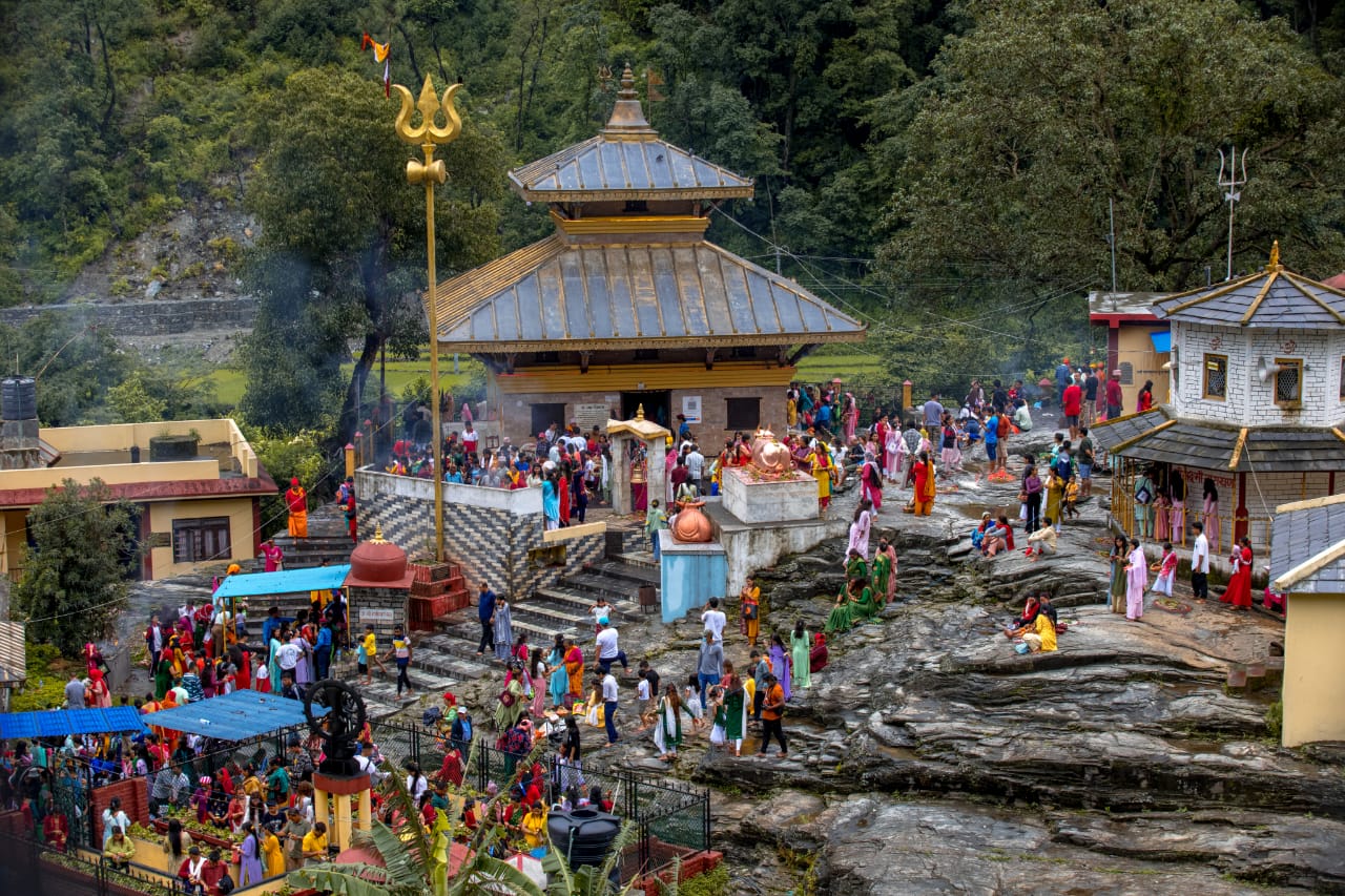 साउनको पहिलो सोमबार गलेश्वरधामा भक्तजनको घुइँचो (फोटो फिचर)