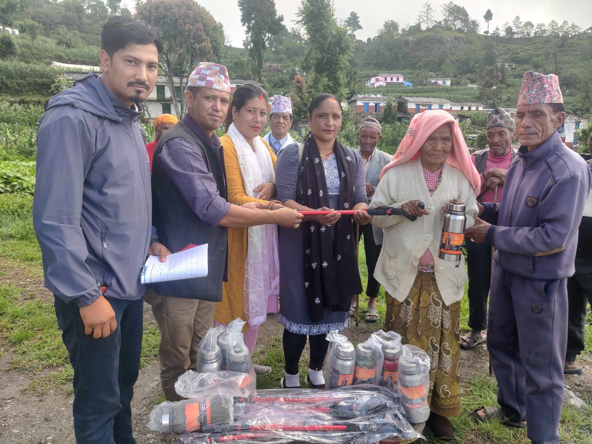 ७५ नाघेका जेष्ठ नागरिकलाई लौरो र थर्मस उपहार