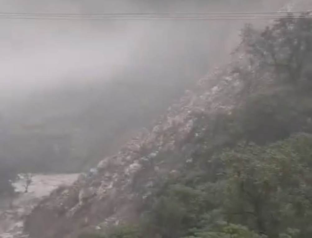 पहिरो खस्दा दाना काभ्रेका ४ घरपरिवार विस्थापित