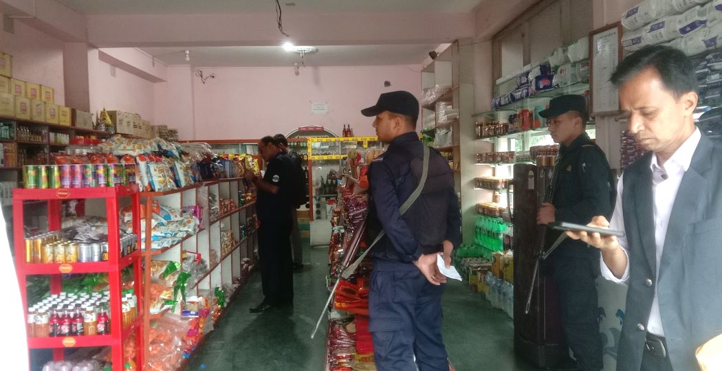 बेनी बजारमा अनुगमन,म्याद सकिएको सामान बेच्ने व्यपारीलाई के हुन्छ कारबाही ?