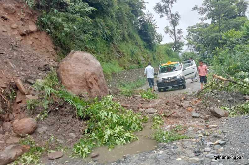 बेनी–दरबाङ सडकको ठाउँ(ठाउँमा पहिरो, यातायात अवरुद्ध