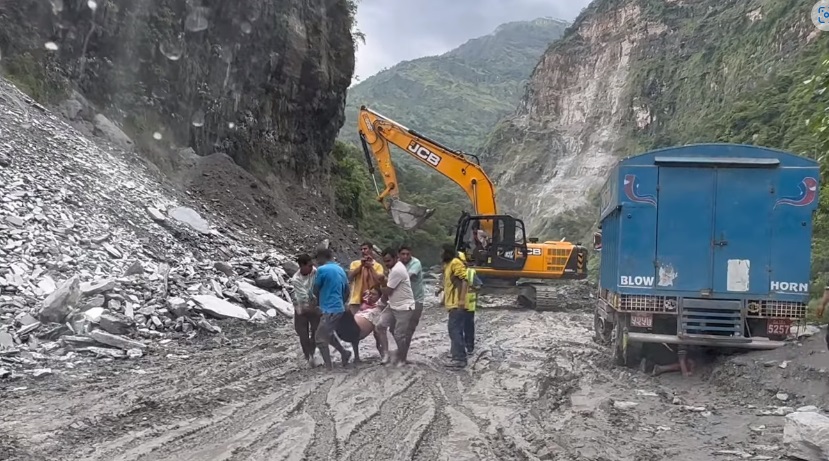 गुडिरहेको गाडीमा बैसरीको पहिरोबाट खसेको ढुङ्गा लागेर चालक घाईते