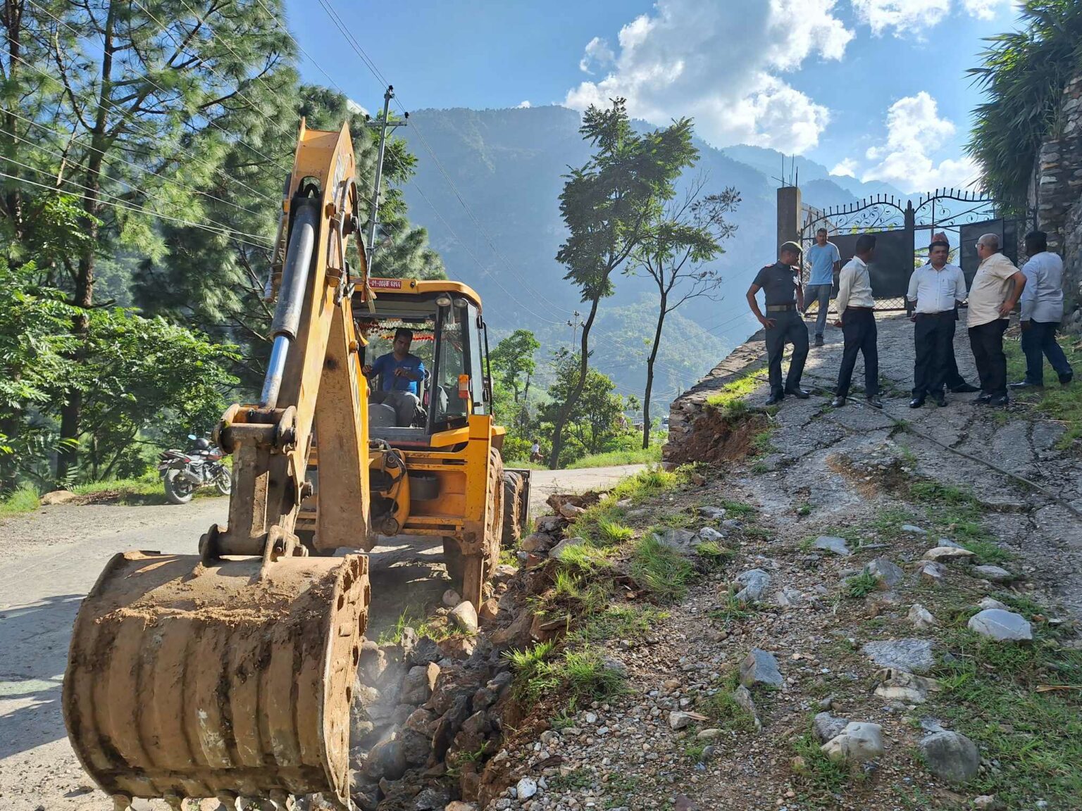 मेयर केसीले आफ्नै विद्यालयको पर्खालमा डोजर लगाएर