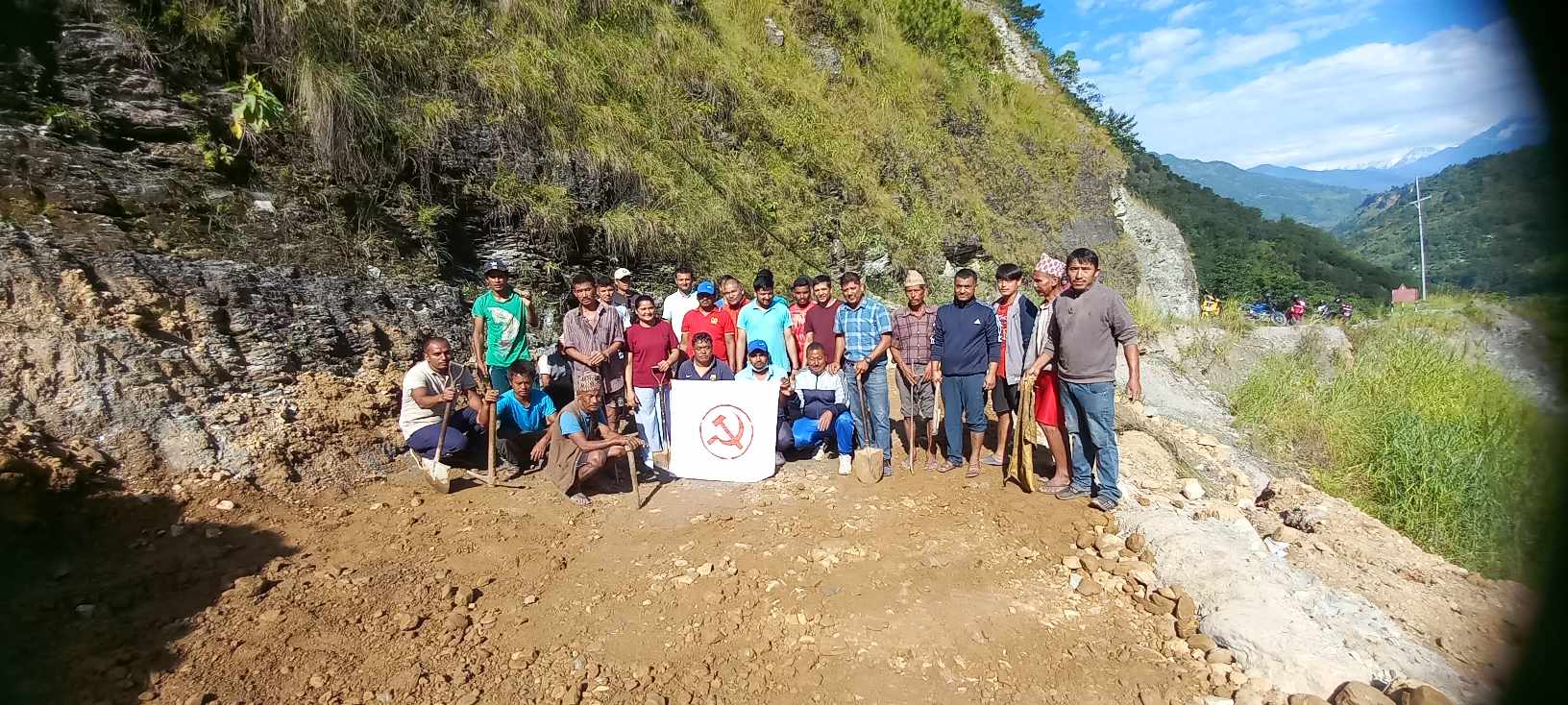 माओवादीको अभियानबाट रत्नेचौरको रुइनेडाडामा सडक मर्मत