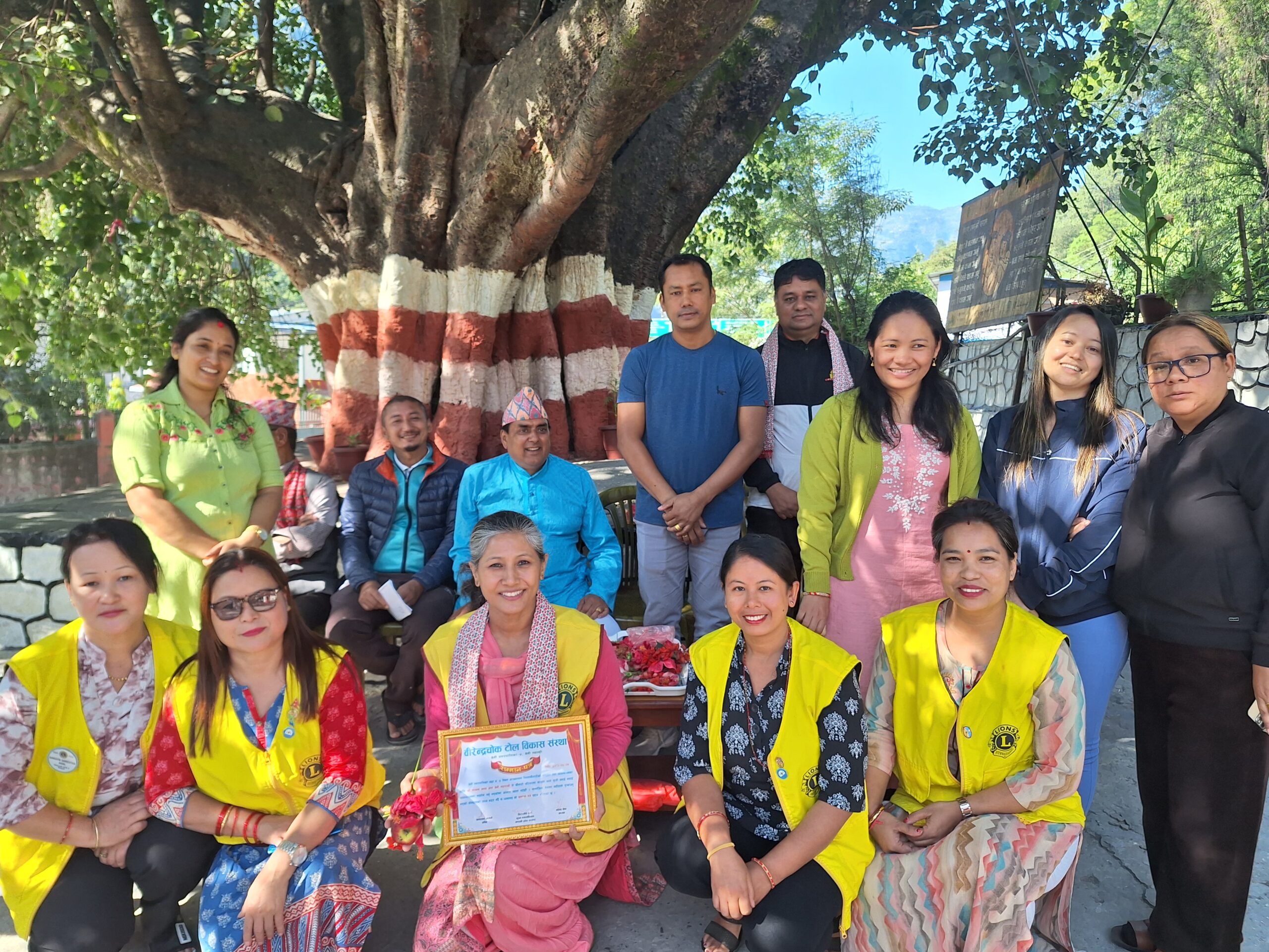 लायन्स क्लवले ८० बर्ष पूरानो चौतारी मर्मत र बटुवालाई बस्ने बेन्च सहयोग