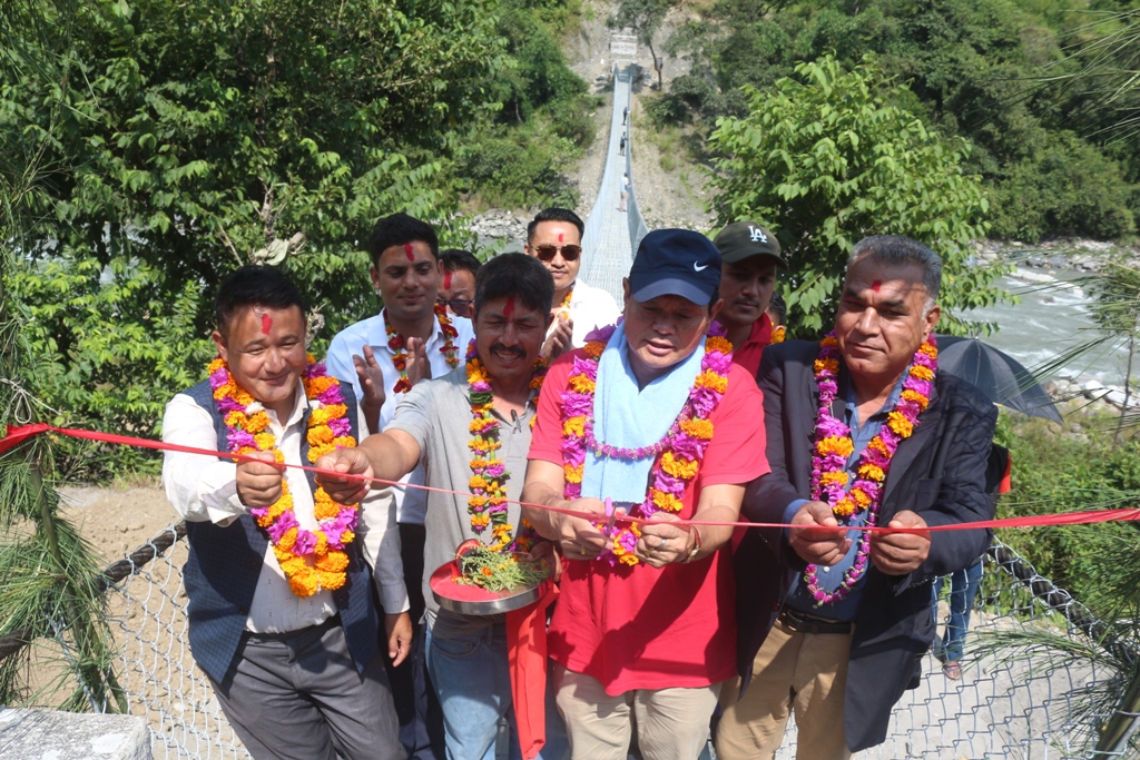 खोप्टी र दरबारङ जोड्ने झोलुङ्गे पुल निमार्ण, सांसद गर्बुजाद्धारा उद्घाटन