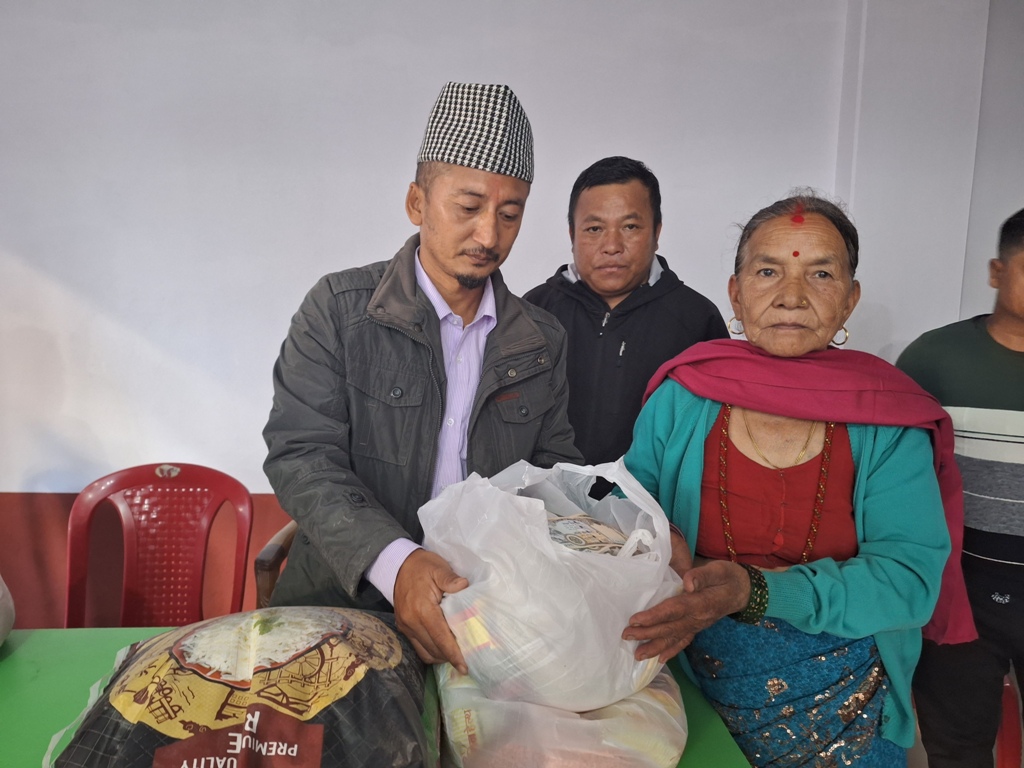 दशैंको मुखमा विपन्न २० परिवारलाई खाद्यान्न सहयोग