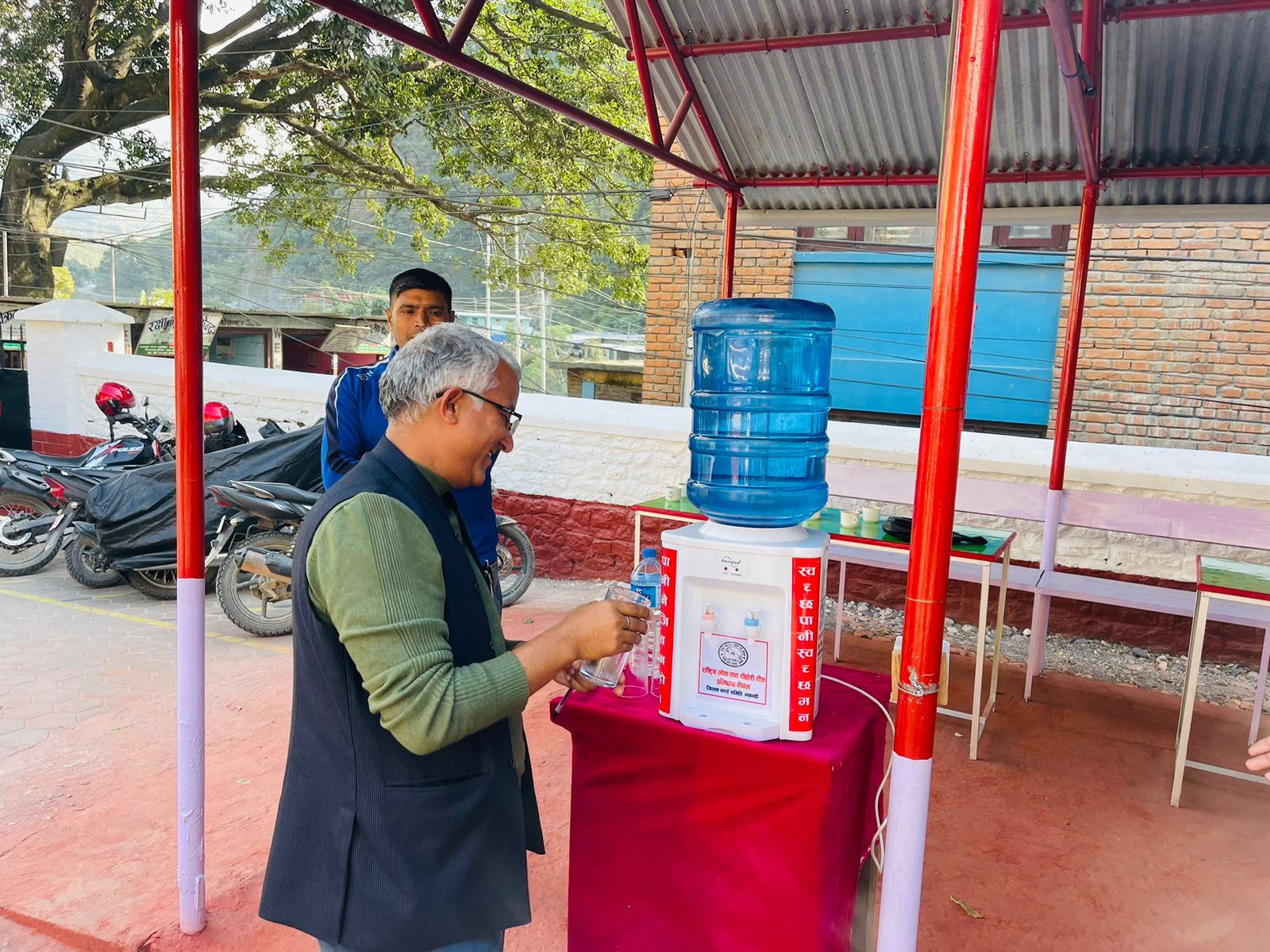 लोक दोहोरी प्रतिष्ठानले राख्यो बेनी नगरको प्रतिक्षालयमा वाटर डिस्पेन्सर