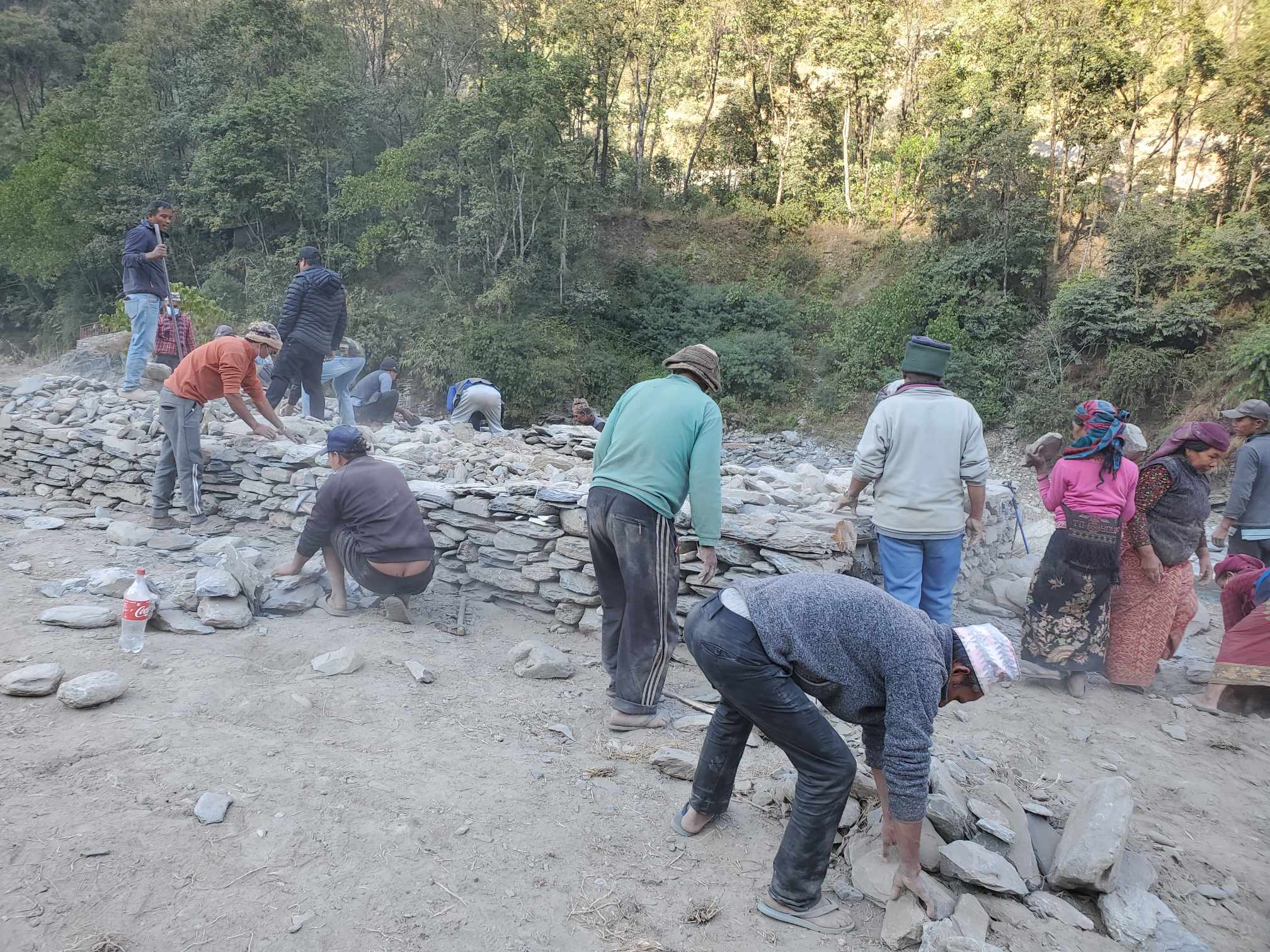 श्रमदान जुटाएर कैलाशफाटको खेलमैदान स्तरोन्नति गरिदै