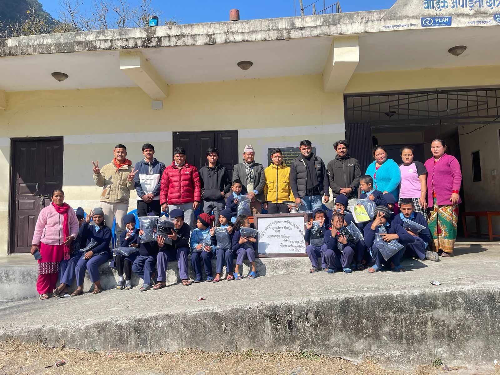 बैद्धिक अपाङ्गता भएका विद्यार्थीलाई पोशाक सहयोग