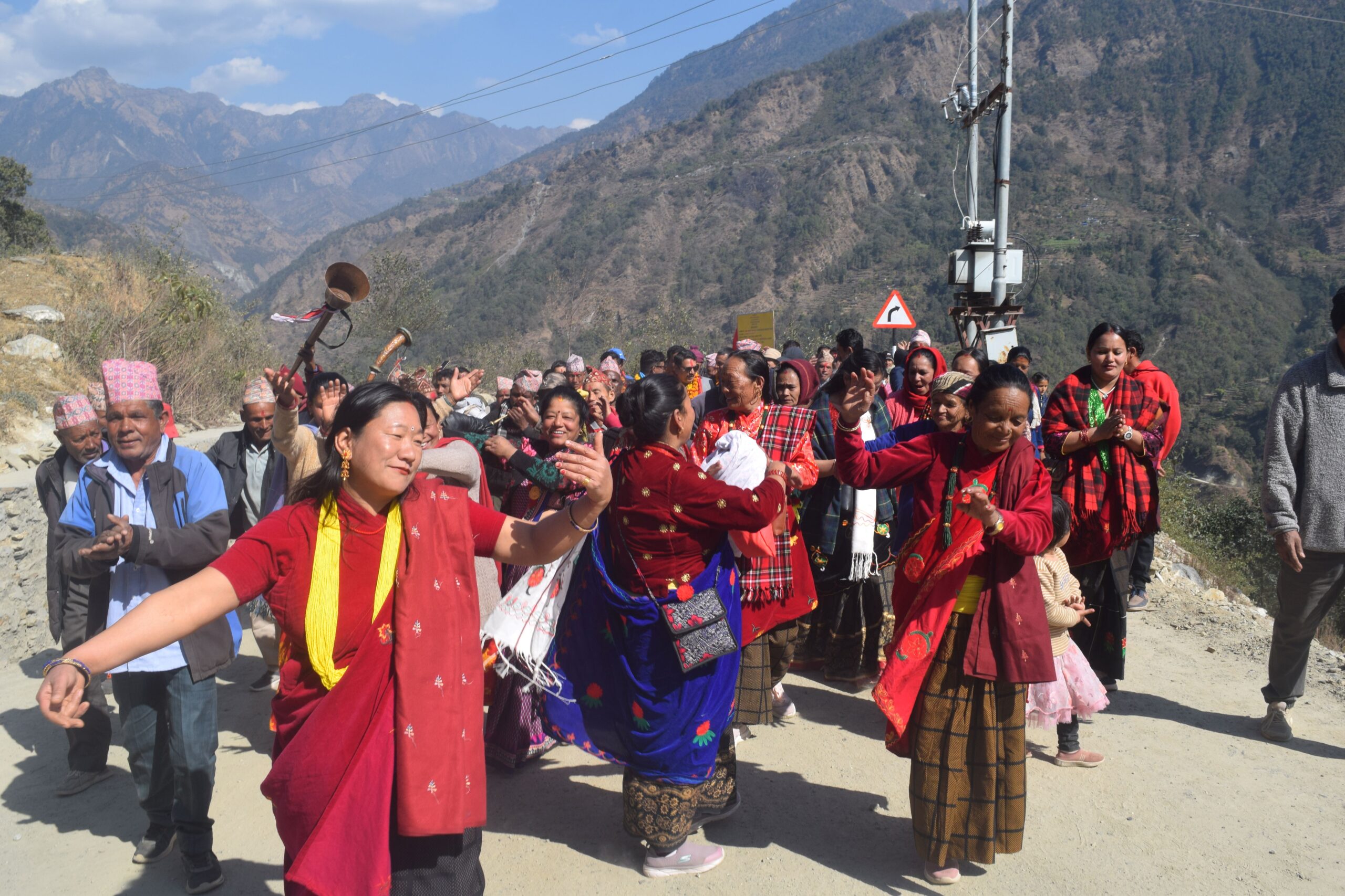 दरबाङ–धारापानी सडकको स्तरोन्नति भएपछि स्थानीयले नाचगान गरेर मनाए खुसीयाली