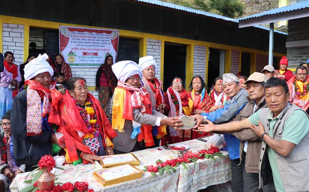 चौरासी पूजामा विद्यालयलाई ६ लाख सहयोग