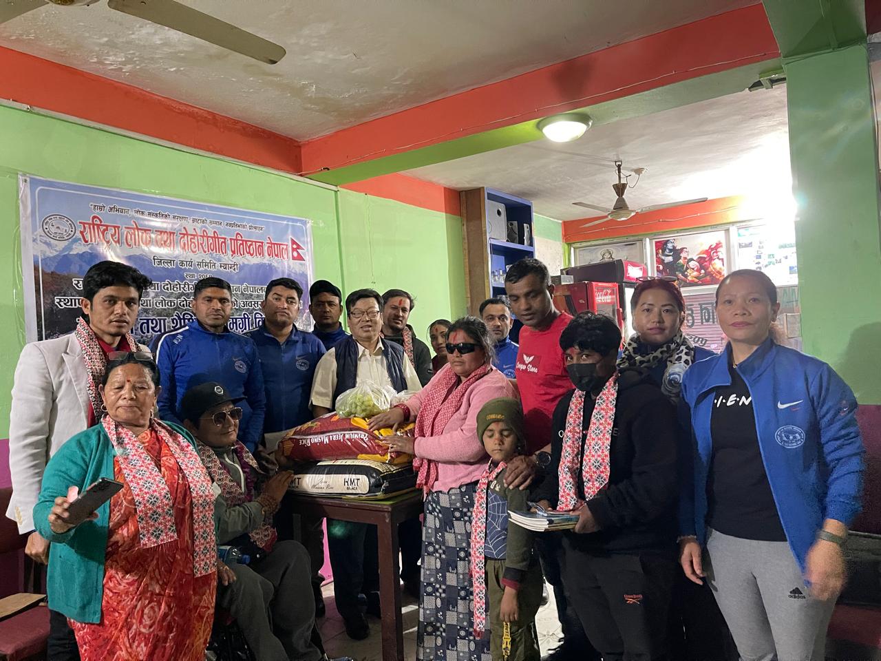 दृष्टिविहिन कलाकारलाई खाद्यान्न दिदै प्रतिष्ठान म्याग्दीले मनायो लोक दोहोरी दिवस