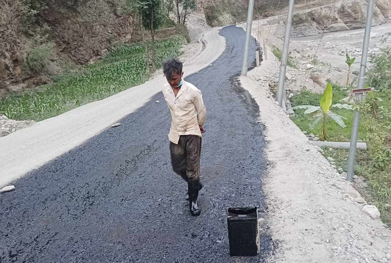 सिम-पानाबगर खण्डमा कालोपत्र सुरू