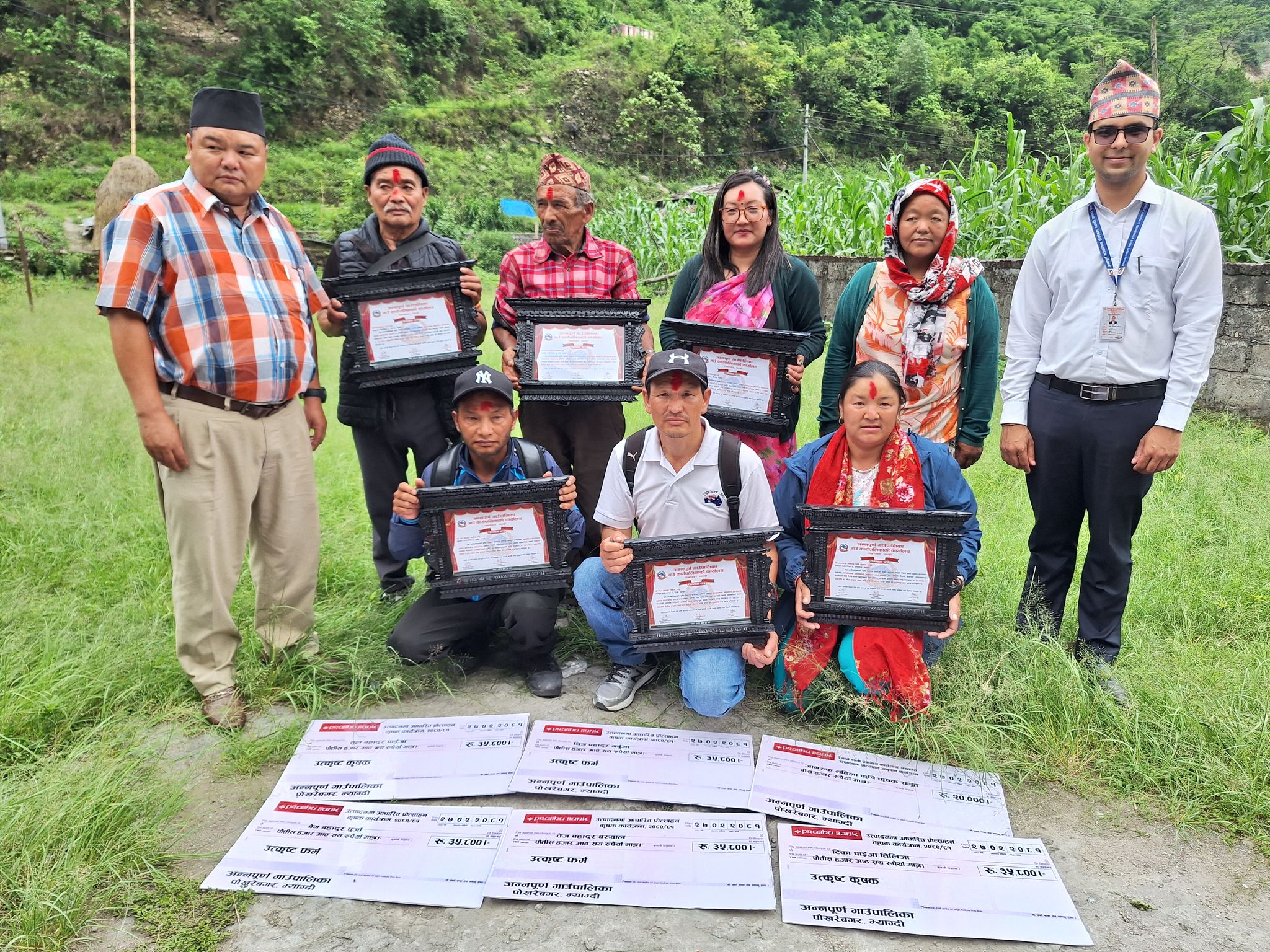 अन्नपूर्ण गाउँपालिका उत्कृष्ट ५ कृषक र एक समुहलाई नगदसहित सम्मानित