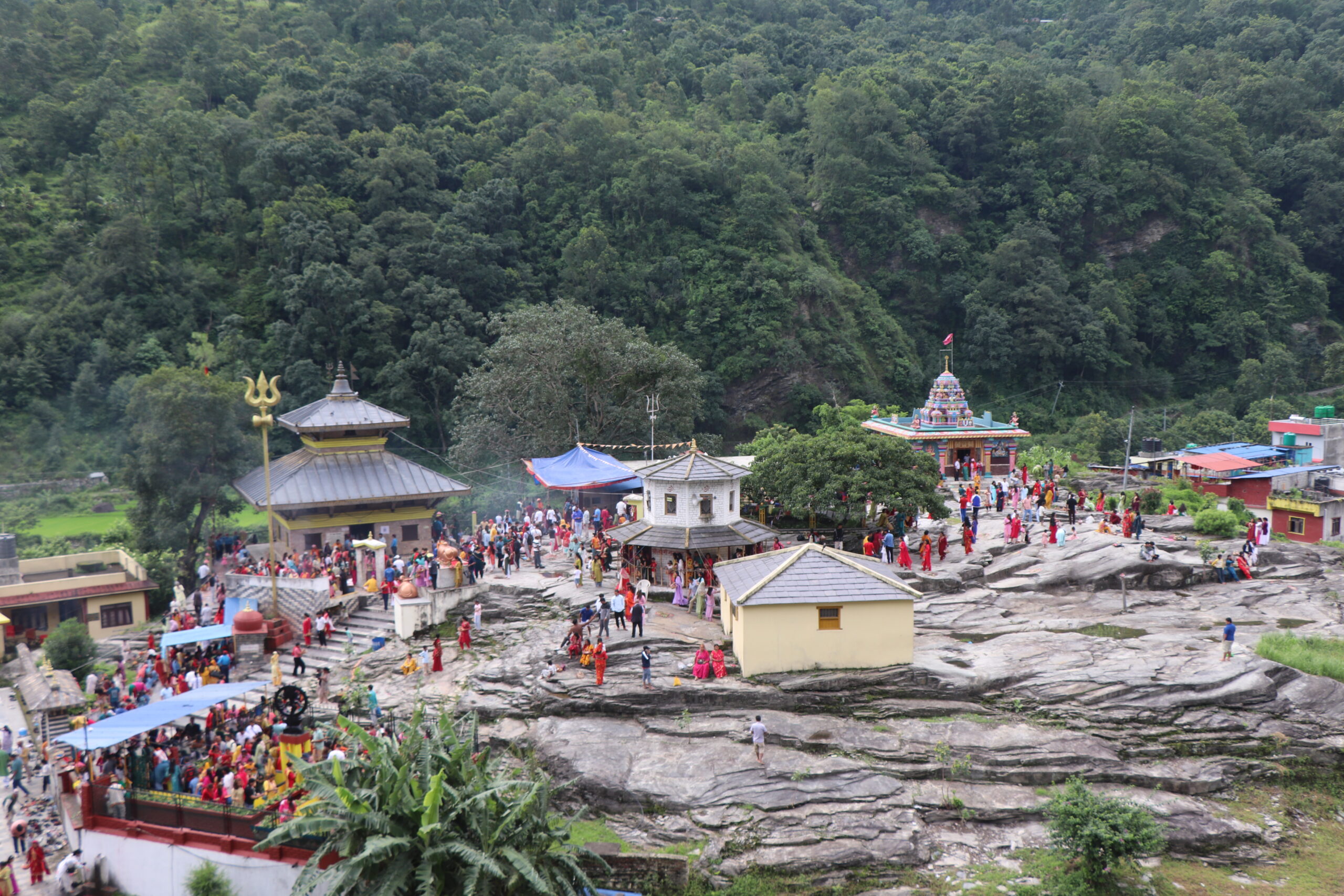 गलेश्वर शिवालयमा पहिलो साउने सोमबारमा भक्तजनको भीड (फोटो फिचर)