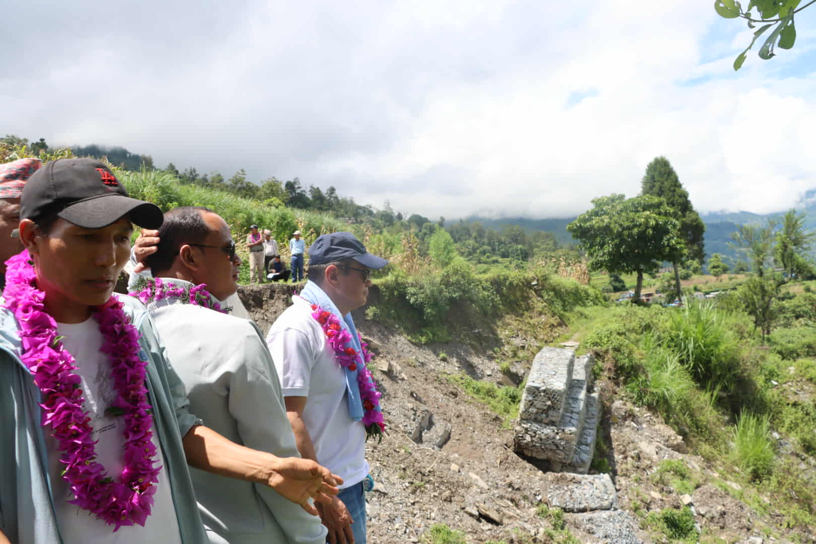 उर्जा ,जलस्रोत तथा सिंचाइ राज्यमन्त्री गर्बुजाद्वारा पात्लेखेत पहिरोको निरीक्षण