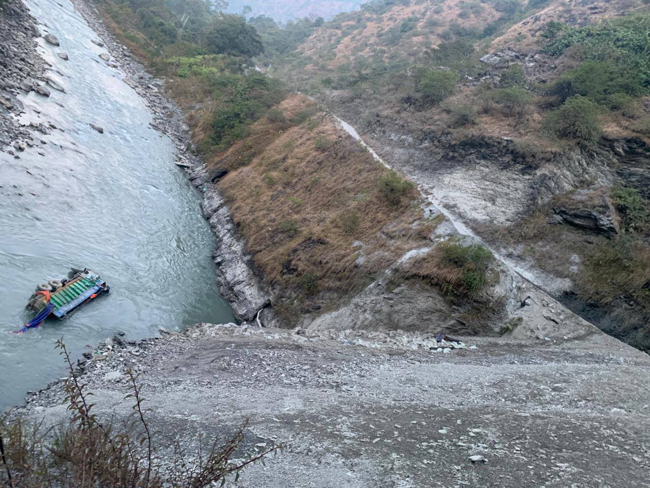 फापरखेतबाट ट्रक म्याग्दी नदीमा खस्यो, चालकको  उद्धार