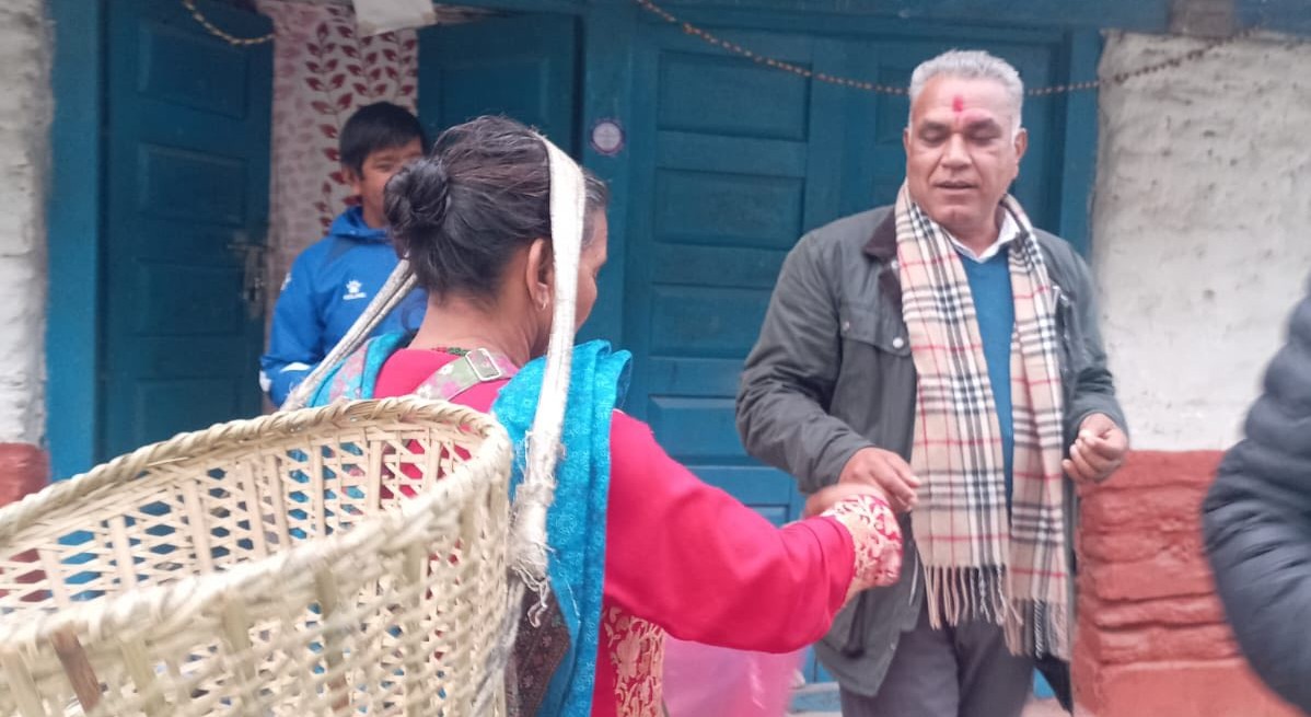 विकास र सुशासनको एजेन्डा लिएर उम्मेदवार भण्डारी गाउँ अभियानमा