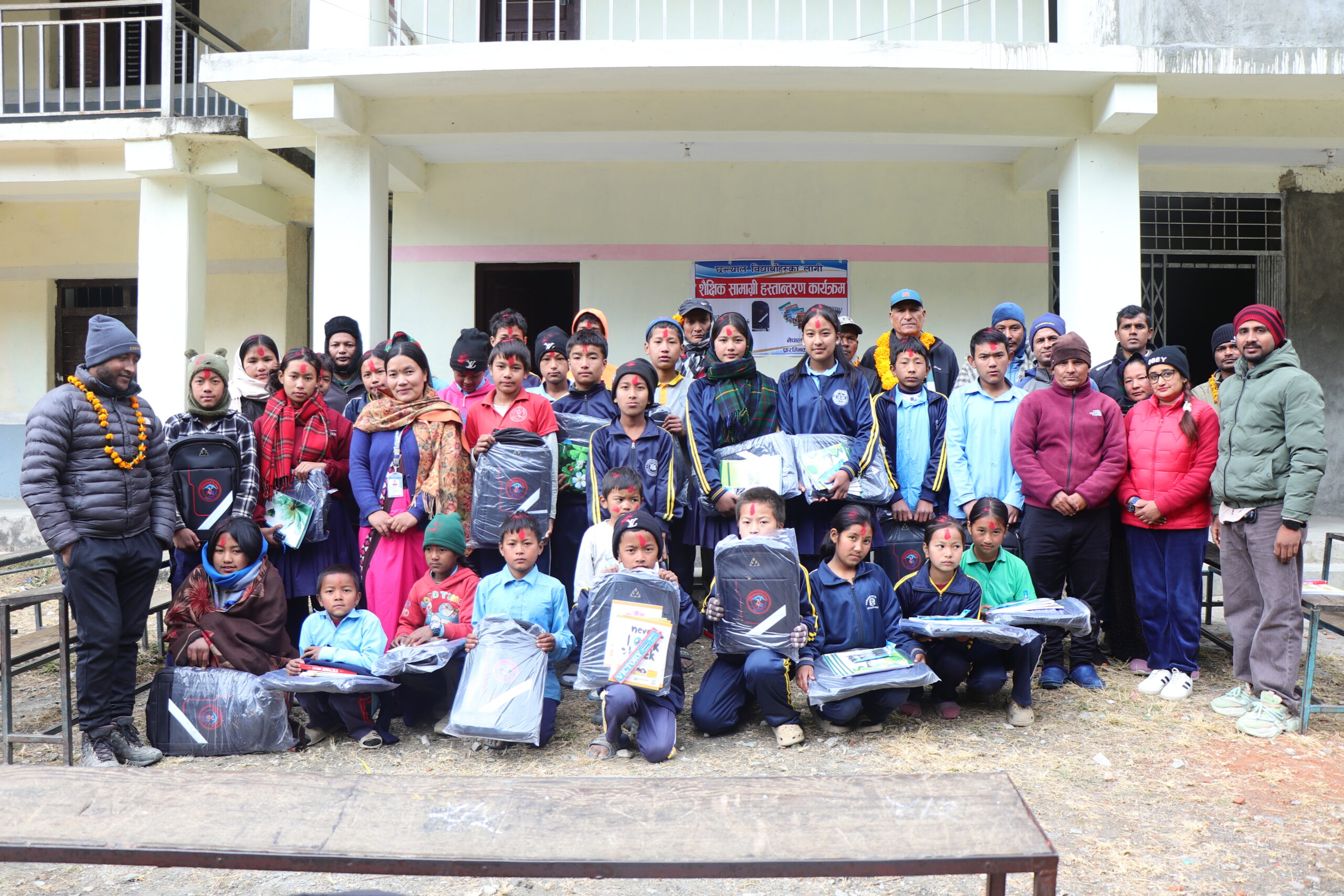 छन्त्याल परिवार अस्ट्रेलियाद्धारा कुइनेमंगलेका ३४ विद्यार्थीलाई शैक्षिक सामाग्री वितरण