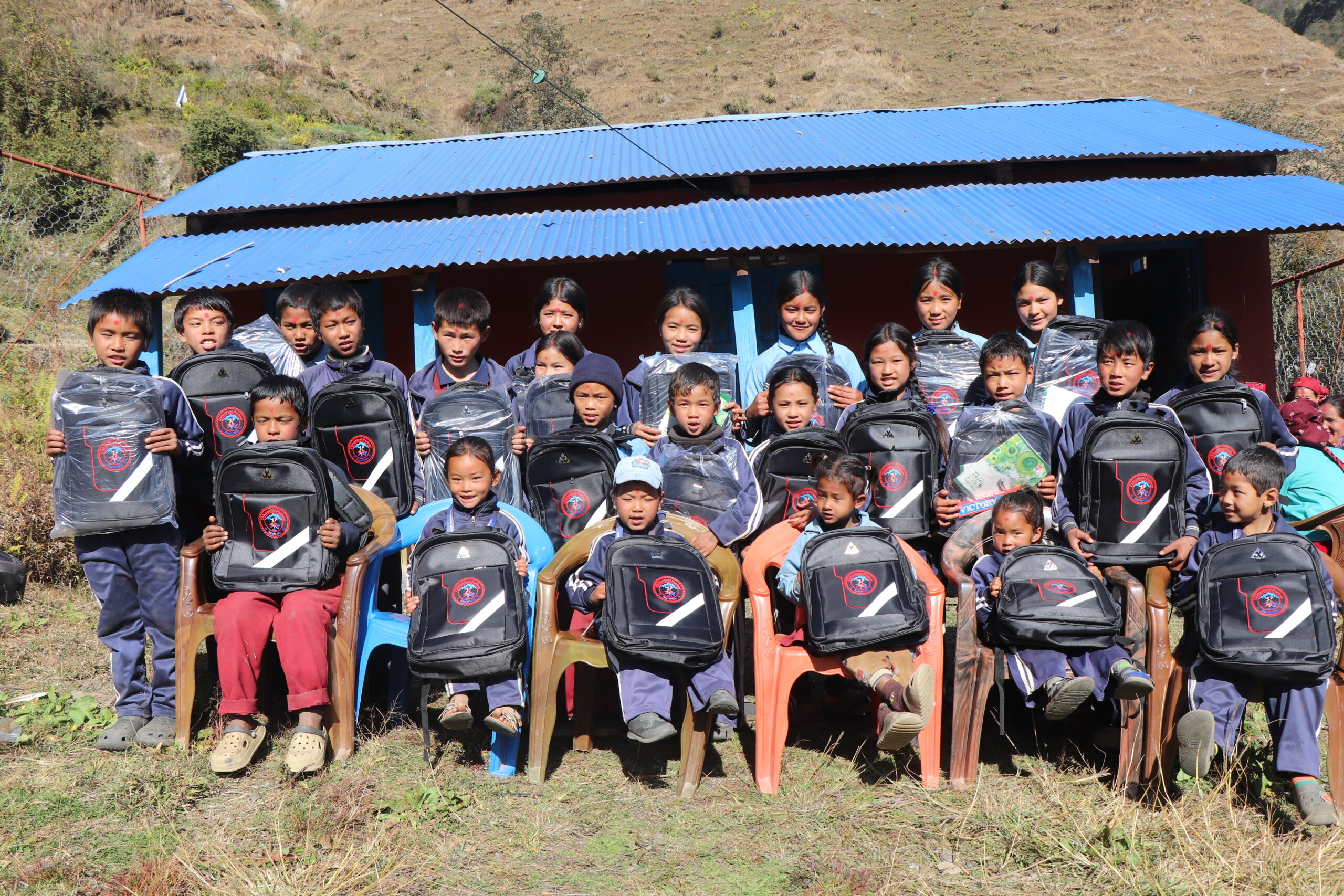 छन्त्याल परिवार अस्ट्रेलियाद्धारा मलम्पारका छन्त्याल विद्यार्थीलाई शैक्षिक सामाग्री वितरण