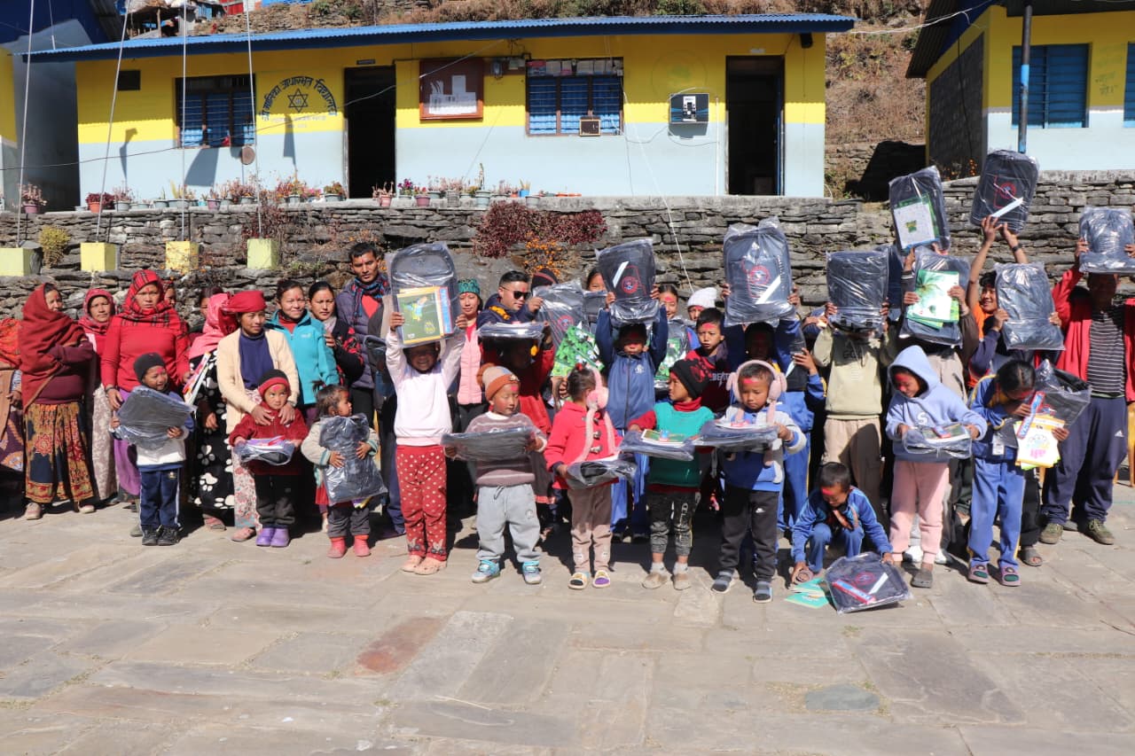 रघुगंगाको दुर्गम बस्ती ठाडाखानीका ४७ जना विद्यार्थीलाई शैक्षिक सामाग्री वितरण